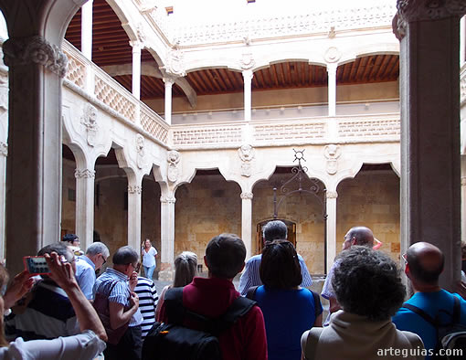 En el patio de la Casa de las Conchas