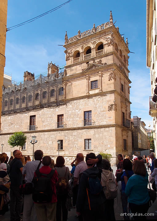 Explicaciones ante el imponente Palacio de Monterrey