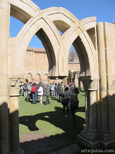En el claustro de San Juan de Duero