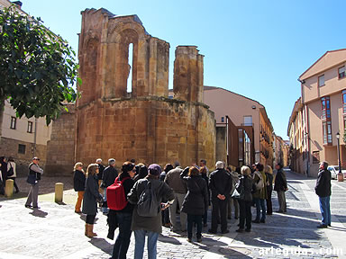 Ante las ruinas de San Nicol&aacute;s