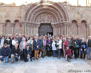 "Foto de familia" ante la fachada de la iglesia de Santo Domingo