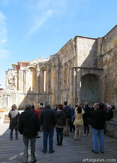 Dentro de las ruinas de San Nicolás