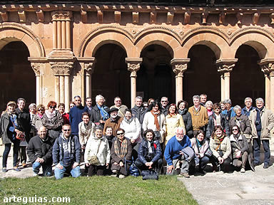 Foto del grupo en el claustro románico de San Pedro