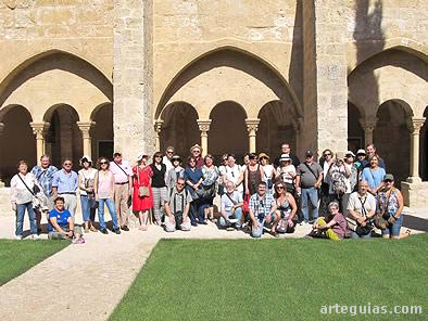 Foto del grupo posando en el claustro del Monasterio de Valbuena de Duero