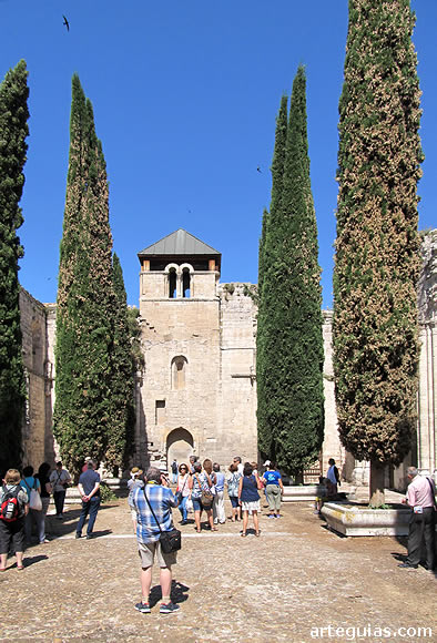 En las ruinas de la antigua colegiata rom&aacute;nica