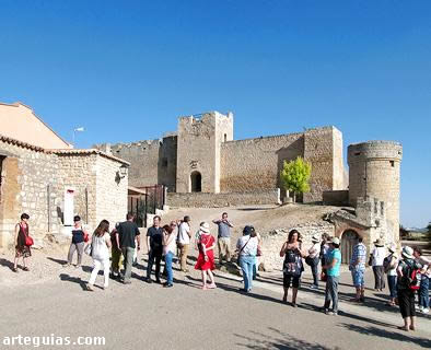 Llegada a Trigueros del Valle. Al fondo su formidable castillo