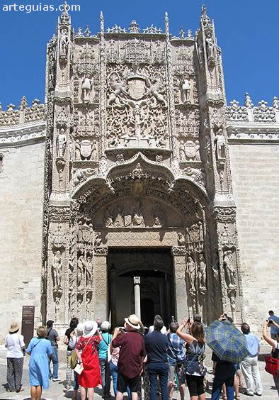 Llegada a la famosa fachada g&oacute;tica isabelina del Colegio de San Gregorio