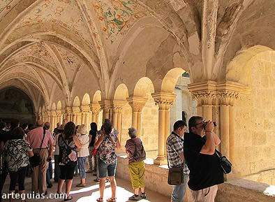 Explicaciones y fotos en el claustro