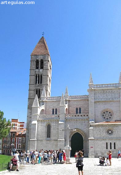 Junto a la iglesia de Santa Mar&iacute;a de la Antigua