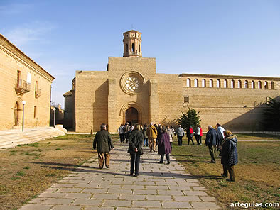 Domingo por la tarde: llegada a la iglesia del Monasterio de Rueda