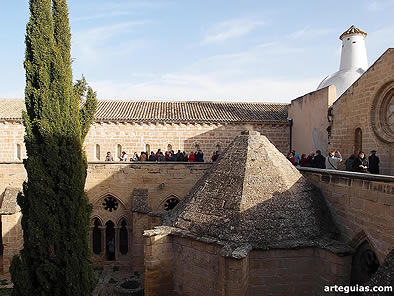 Paseo por la galería superior del claustro