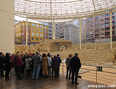 El grupo visitando las ruinas del Teatro de Caesaraugusta