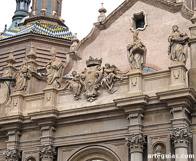 Detalle de la fachada de la Basílica del Pilar