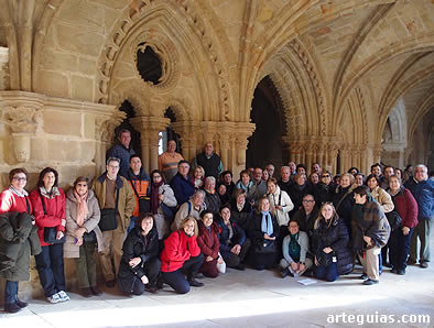 Fotografía del grupo ante la sala capitular