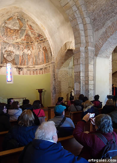 EN el interior pudimos contemplar sus frescos medievales
