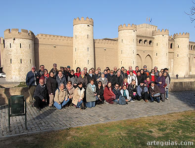 Foto de familia ante el Palacio de la Aljafería