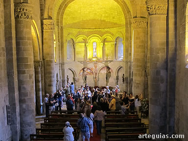 Este viaje guiado se centr´en el románico cántabro, especialmente en las colegiatas, como ésta de San Martín de Elines