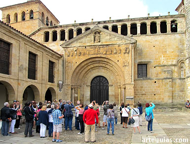 Momento de la llegada a la Colegiata de Santillana del Mar