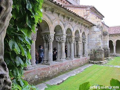 Explicaciones sobre los capiteles del claustro