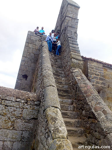 Algunos de nuestros acompañantes posando en lo alto de la espadaña