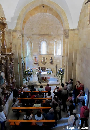 En el interior de la iglesia de Retortillo