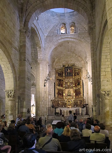 En el interior de la Colegiata de Santillana del Mar