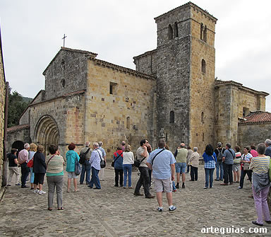 Llegada a la colegiata de Castañeda, el domingo por la mañana