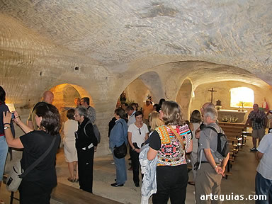 EL ambiente interior de la iglesia rupestre de Santa María de Elines es de gran exotismo