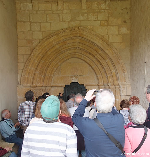 Explicaciones ante la puerta tardorrománica de Saraso