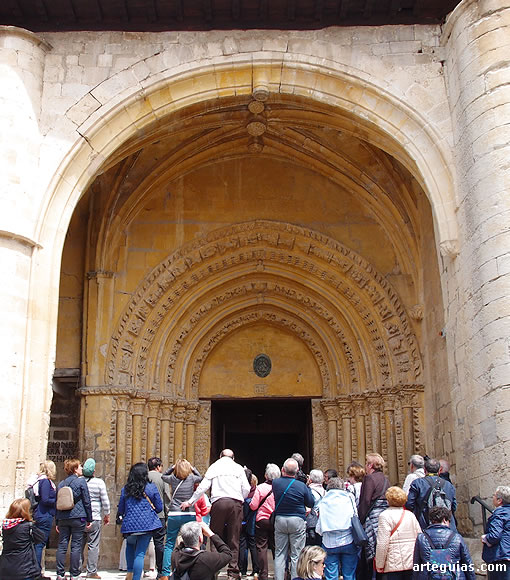 Sábado por la mañana: ante la iglesia de Treviño