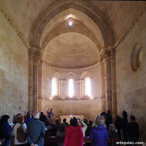 Explicaciones en el interior de San Vicentejo de Treviño