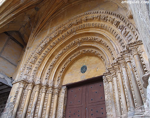 Imponente portada de la iglesia de San Pedro de Treviño