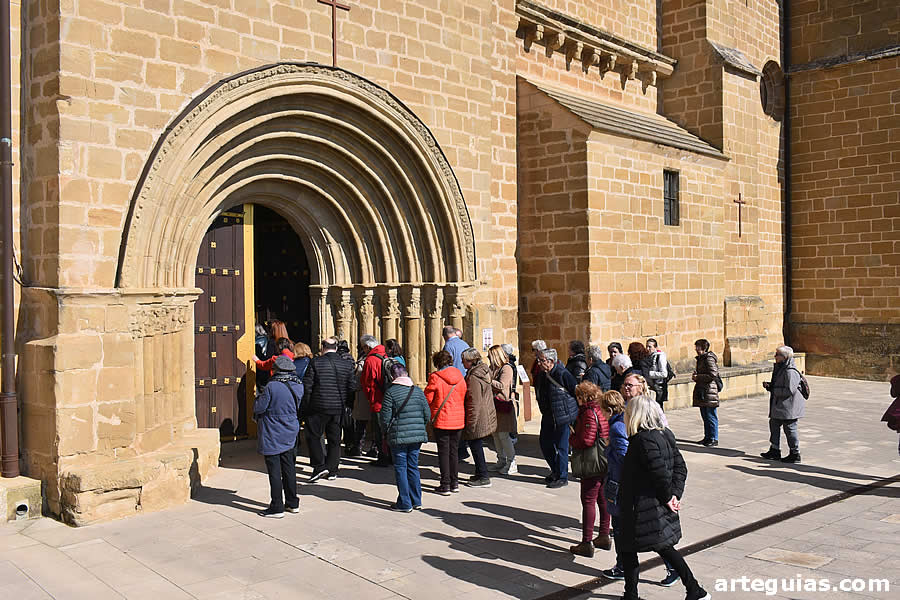 Momento de la visita a la Ermita del Santo Cristo de Labastida