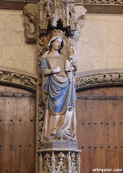 Parteluz de la puerta principal de la catedral con la estatua de Mar&iacute;a y el Ni&ntilde;o