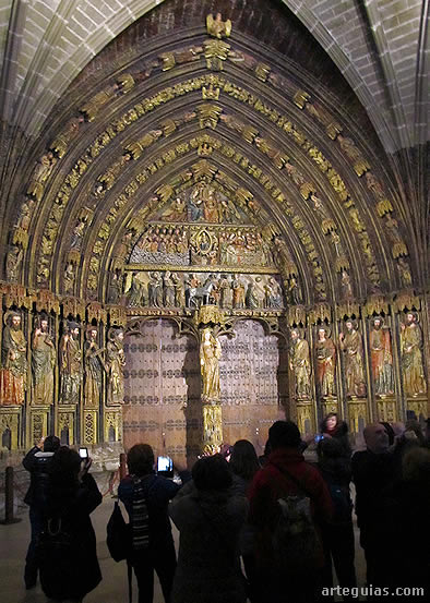 Ante la soberbia portada g&oacute;tica de Santa Mar&iacute;a de los Reyes de Laguardia