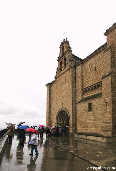 El s&aacute;bado por la ma&ntilde;ana visitamos Labastida. En la imagen , los viajeros en la terraza de la Ermita del Santo Cristo