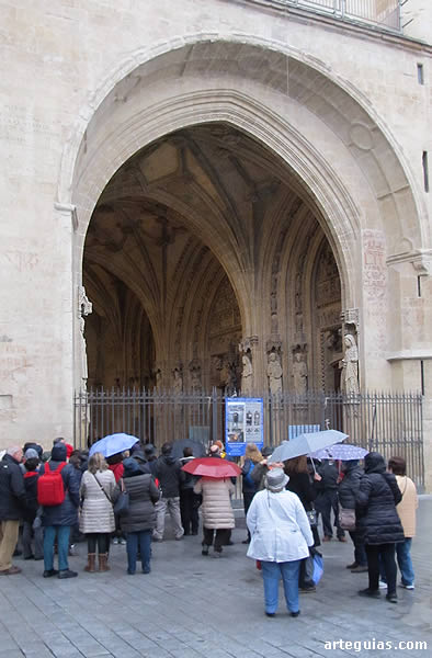 Ante el p&oacute;rtico principal g&oacute;tico