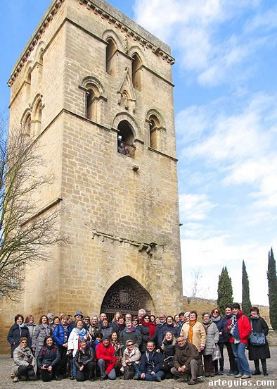 El grupo ante la Torre Abacial de Laguardia