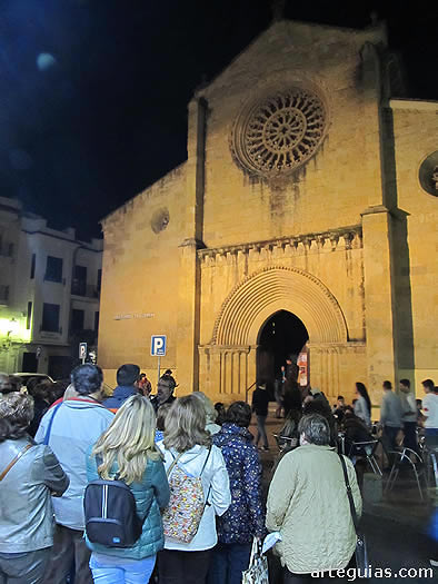 Ante la solemne fachada de la iglesia de San Miguel