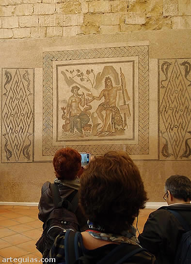Admirando los mosaicos romanos expuestos en el Alcázar