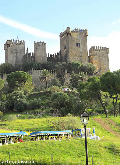 La tarde del domingo la dedicamos al castillo de Almodóvar del Río, con subida entren incluida