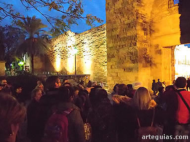 Ante la famosa Puerta de Almodóvar de la muralla cordobesa