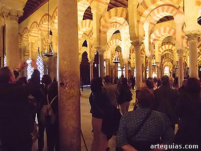 En el interior de la mezquita árabe