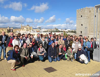 Posando ante la magnífica estampa de Córdoba desde la Torre de la Calahorra