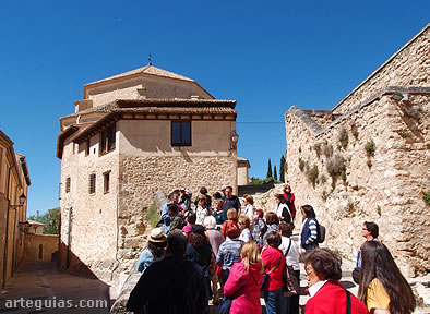 Explicaciones junto a la iglesia de San Pedro