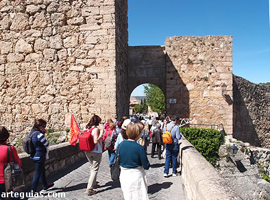 Iniciando nuestra ruta por Cuenca: atravesando el Arco de Bezudo de la muralla medieval