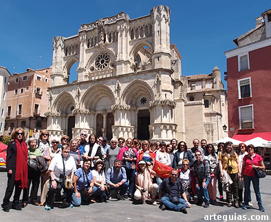 Ek grupo haciendo la foto tradicional frente a la catedral de Cuenca
