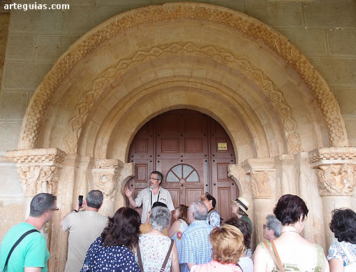 Explicaciones en los capiteles de la puerta de la iglesia de Torreandaluz