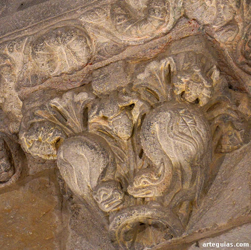 Capitel con dragones en el cimborrio de San Miguel de Almazán