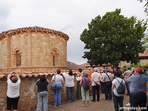 Ante la iglesia de Nafría la Llana